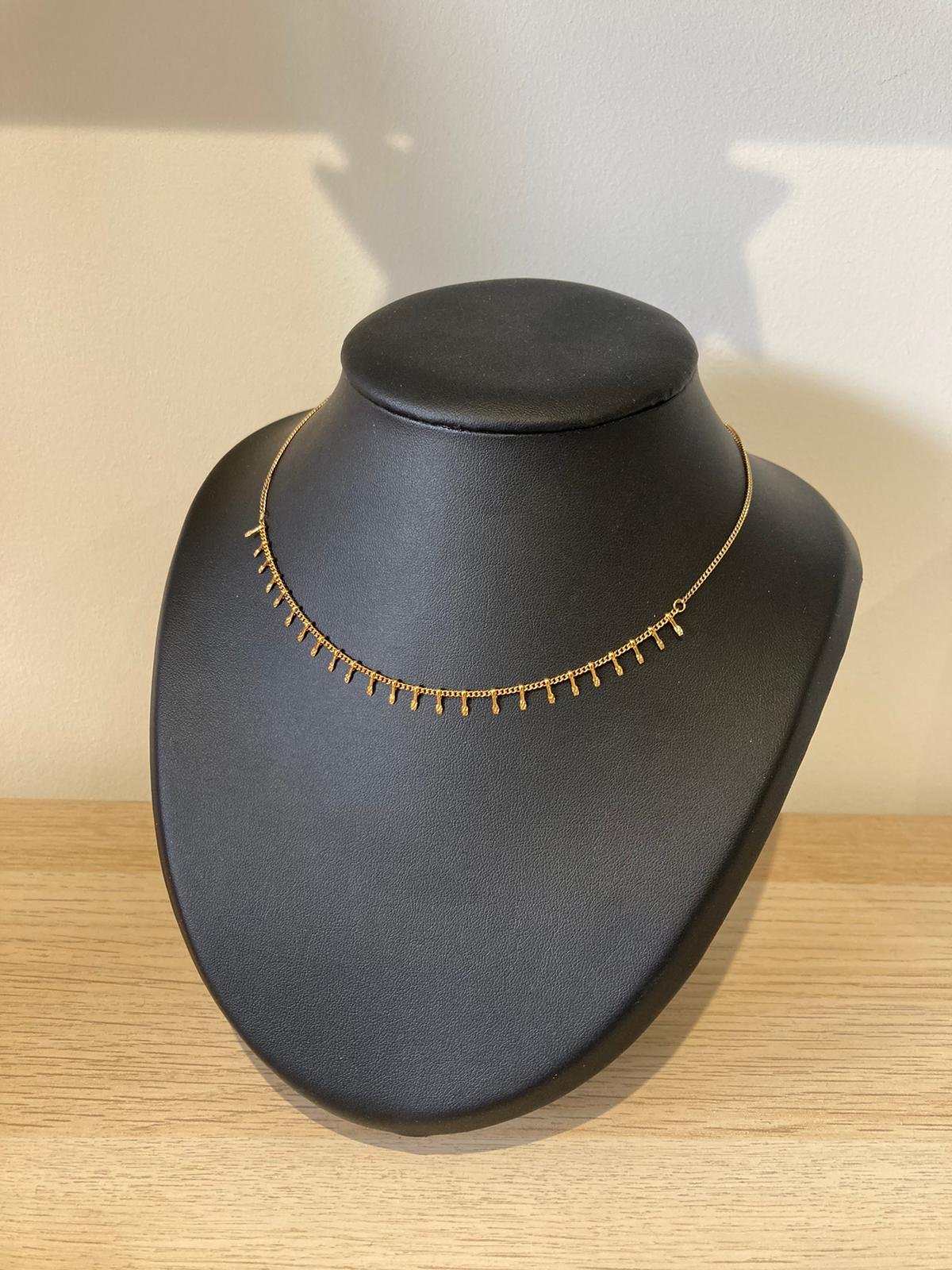 Collier Fin Plaqué Or avec Petits Rectangles Gravés en Losange