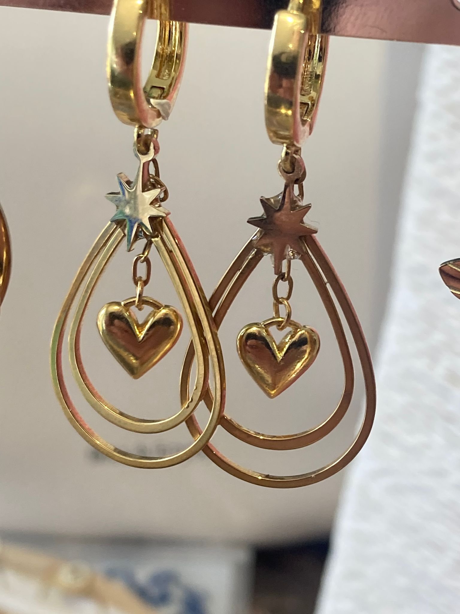 Boucles d'Oreilles en Arceaux avec Petit Cœur Doré Boucles d'Oreilles en Arceaux avec Petit Cœur Doré